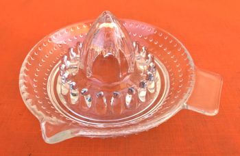 Années 1970 Presse agrumes   Verre moulé décor pointes de perles