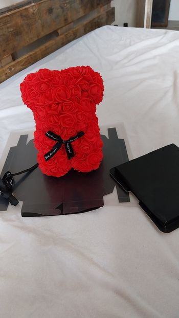 Ours en rose artificielle