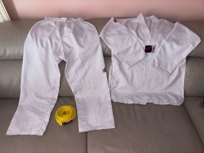 Tenue de takwondo comme neuve +ceinture jaune