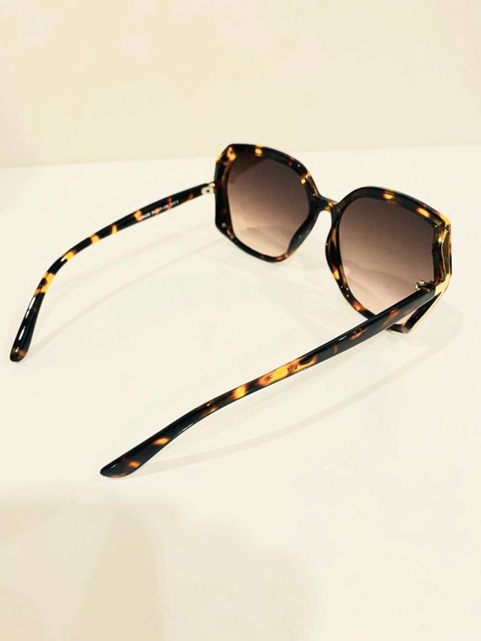Lunette de soleil femme hexagonale marron léopard et dorée verres dégradés UV protection catégorie 3 - photo numéro 4
