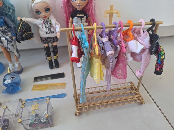 Lot poupées rainbow high avec dressing et accessoires - photo numéro 2