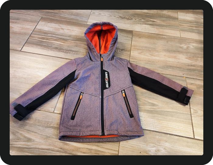 Veste capuche gris noir orange La Halle sport Taille 4 ans