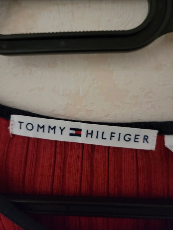 Haut Tommy Hilfiger Rouge – Maille Côtelée – Taille S-M-L - photo numéro 3