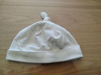 Bonnet blanc à pois