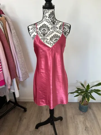 Nuisette satinée rose framboise – Taille 36 – Très bon état