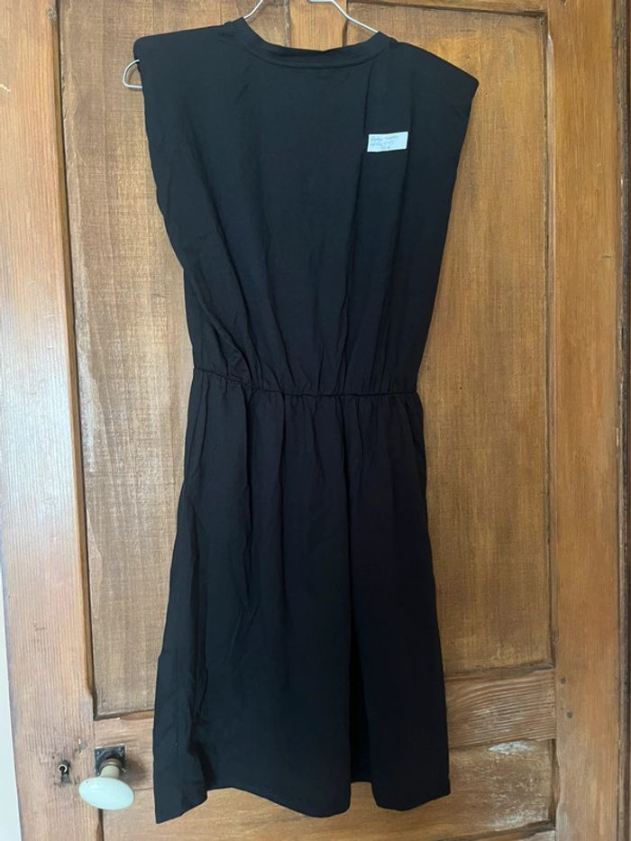 Robe noire avec épaulettes - photo numéro 3