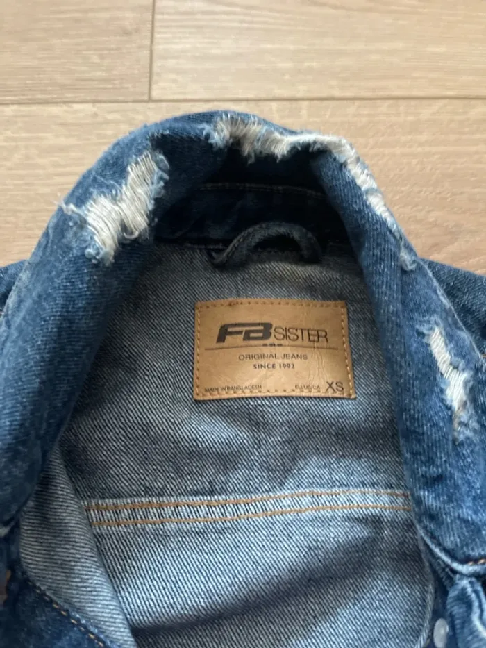Veste en jeans trouée - photo numéro 2