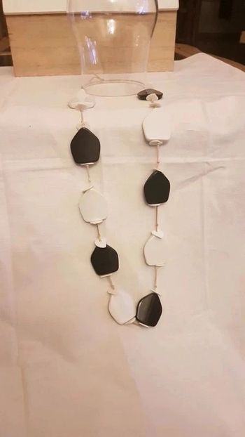 collier avec perles noires et blanches