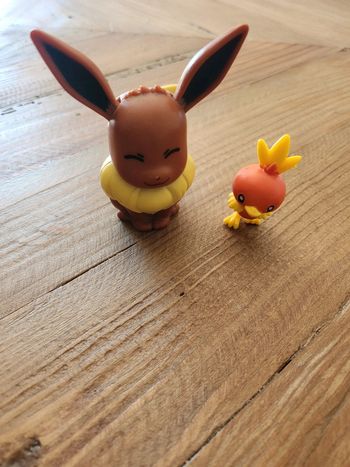 2 figurines pokemon Evoli et poussin en très bon état