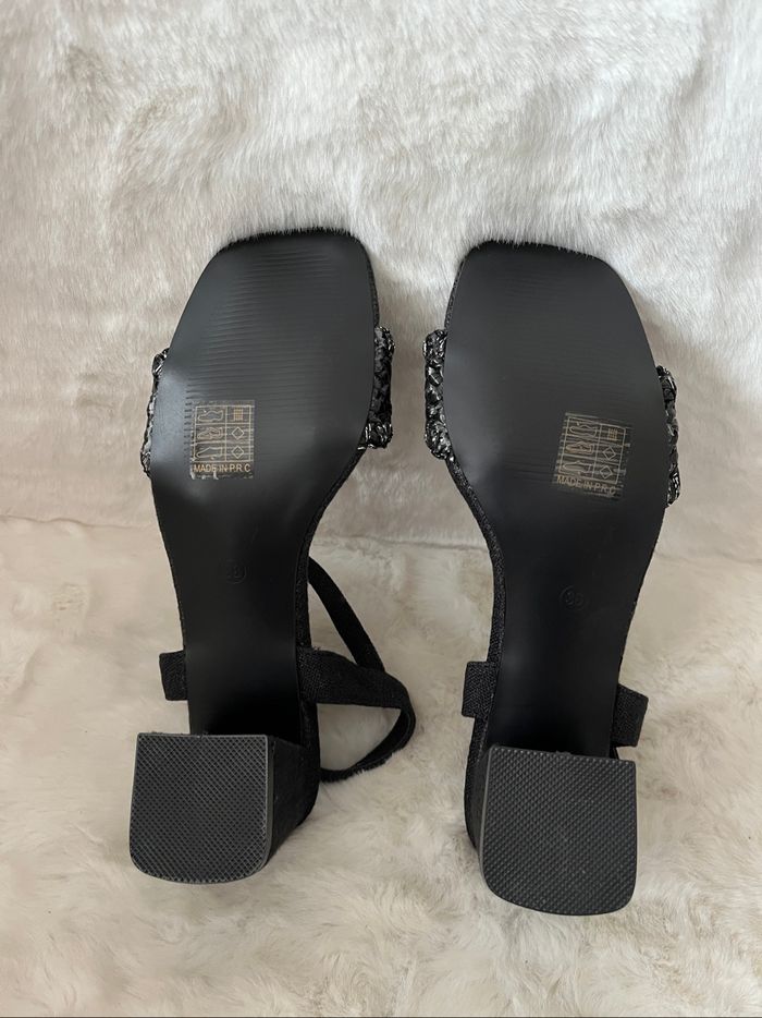 Sandales noire et argentées pointure 38, talons 7 cm - photo numéro 6