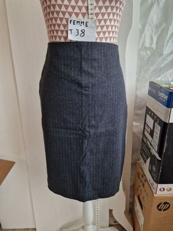 Jupe crayon, noir  à fines rayures blanches, en très très bon état, en viscose/polyester/lycra