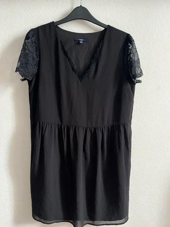 Robe noire avec manches en dentelle