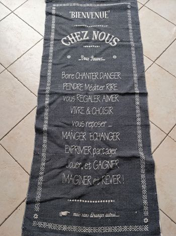 Tapis en tissu. Couleur bleu/gris avec impressions.