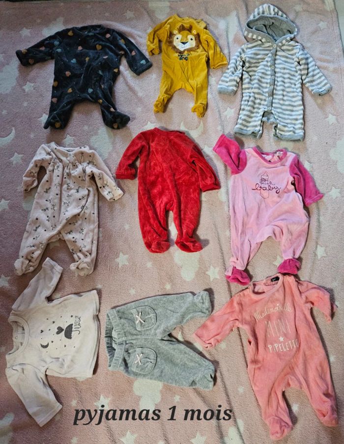 Lot de 9 vêtements : 7 pyjamas 1 mois et 1 combinaison. Hiver.