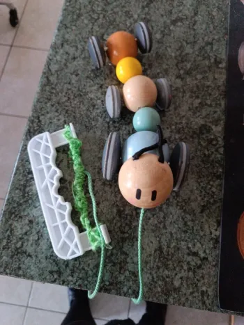 Chenille à roulettes Janod 22 cm