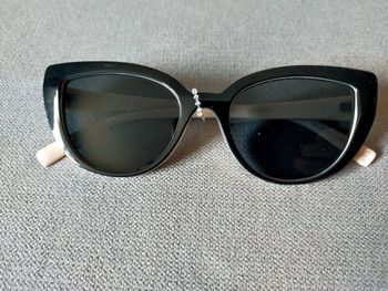 Lunettes de soleil noires et blanches – style œil de chat