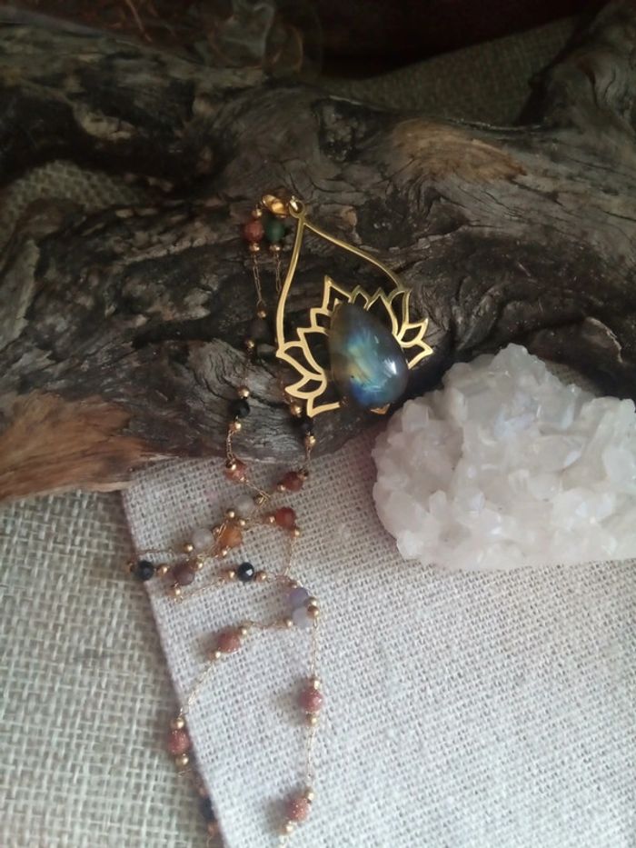 Collier fleur de lotus et multiples pierres semi précieuses