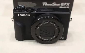 Canon Powershot G7X Mark III avec 2 batteries , 1 chargeur et une carte mémoire 128Go en parfait éta