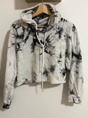 Pull à capuche crop tie and die noir et blanc