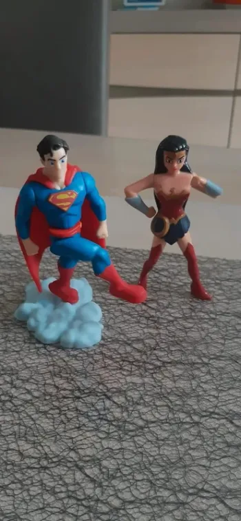 Lot de 2 figurines supers-heros état neuves