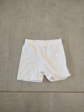 Short blanc taille 7/8 ans fille