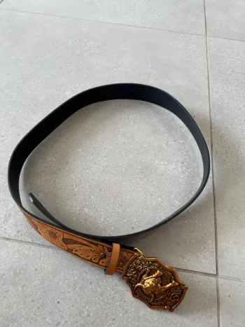 Ceinture marron en très bon état, 117cm