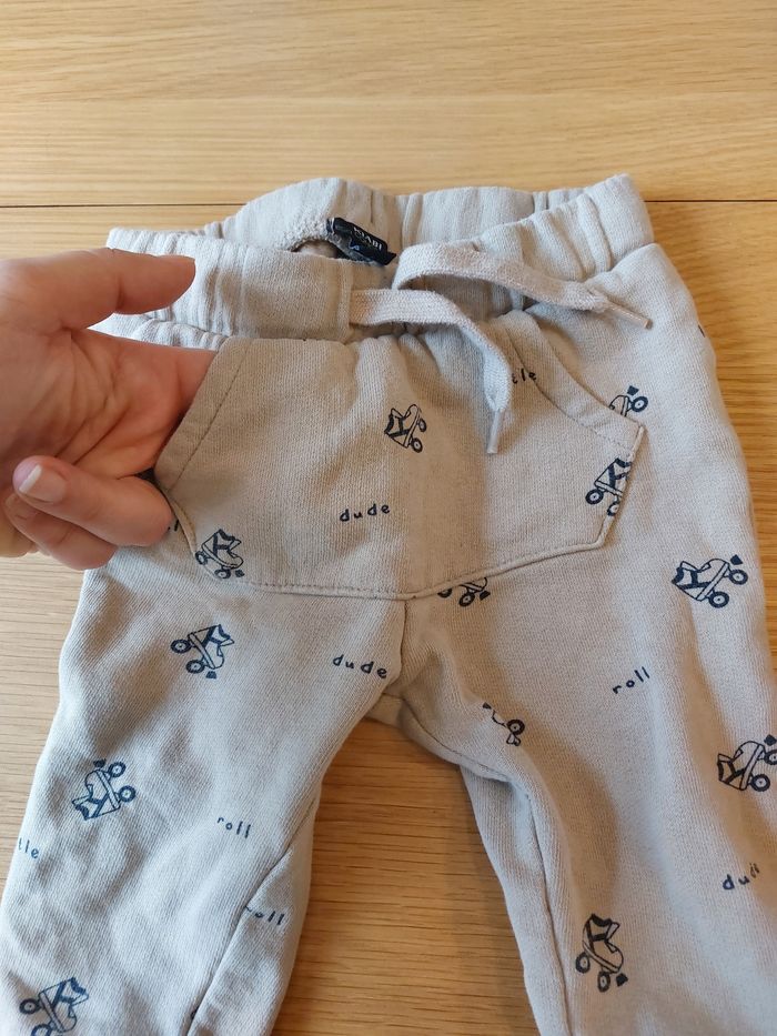 Lot 2 joggings 12m - photo numéro 4