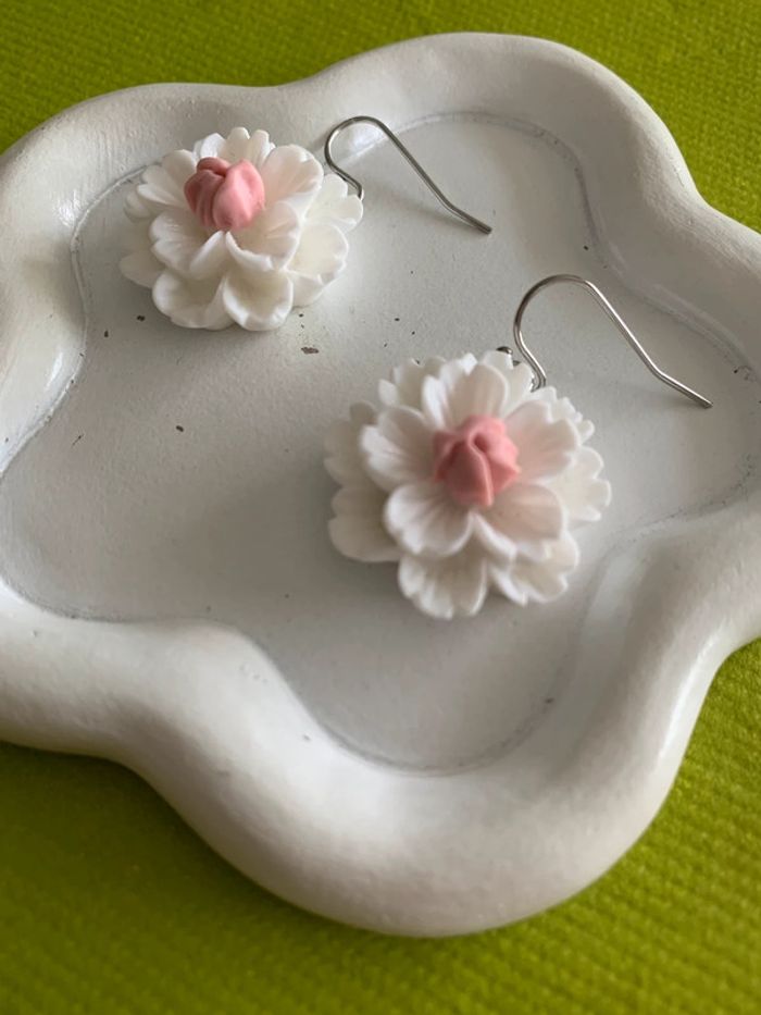 Boucles d’oreilles fleur blanche en résine - photo numéro 4
