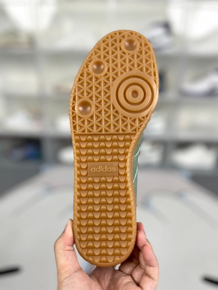 En stock : Baskets classiques ADIDAS ORIGINALS SAMBA OG. Un modèle plébiscité par les célébrités et - photo numéro 4