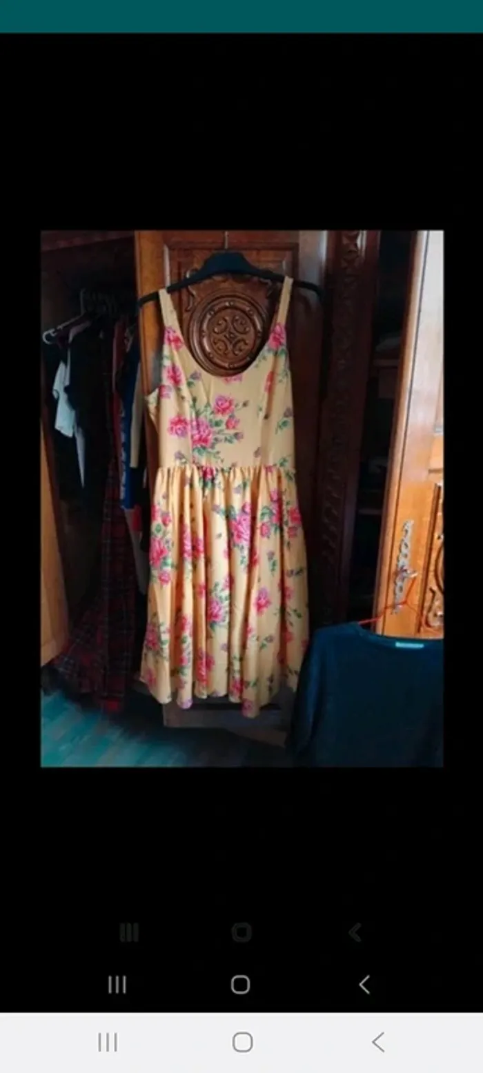 Robe rétro pin-up jaune à fleurs