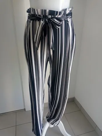 Magnifique pantalon confortable fluide et élastiqué à la taille rayures noir et blanc T.S Jennyfer