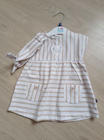 Robe marron et blanche