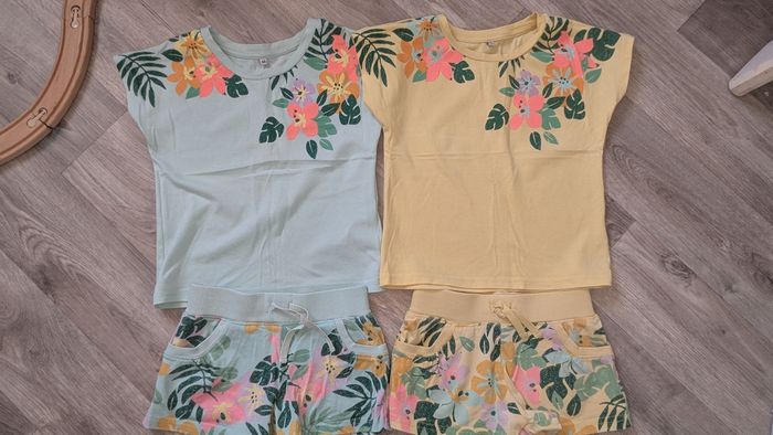 Lot pyjama identiques similaires fille jumelles 4 ans