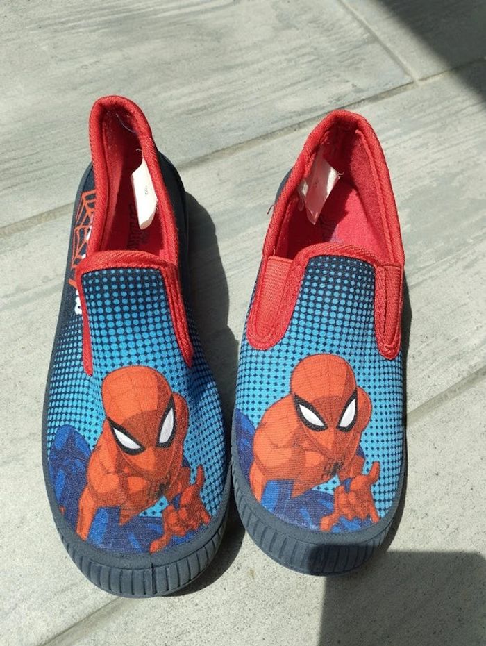 NEUF chaussons Spiderman Taille 32