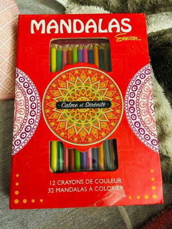 Coloriage mandala et crayon 