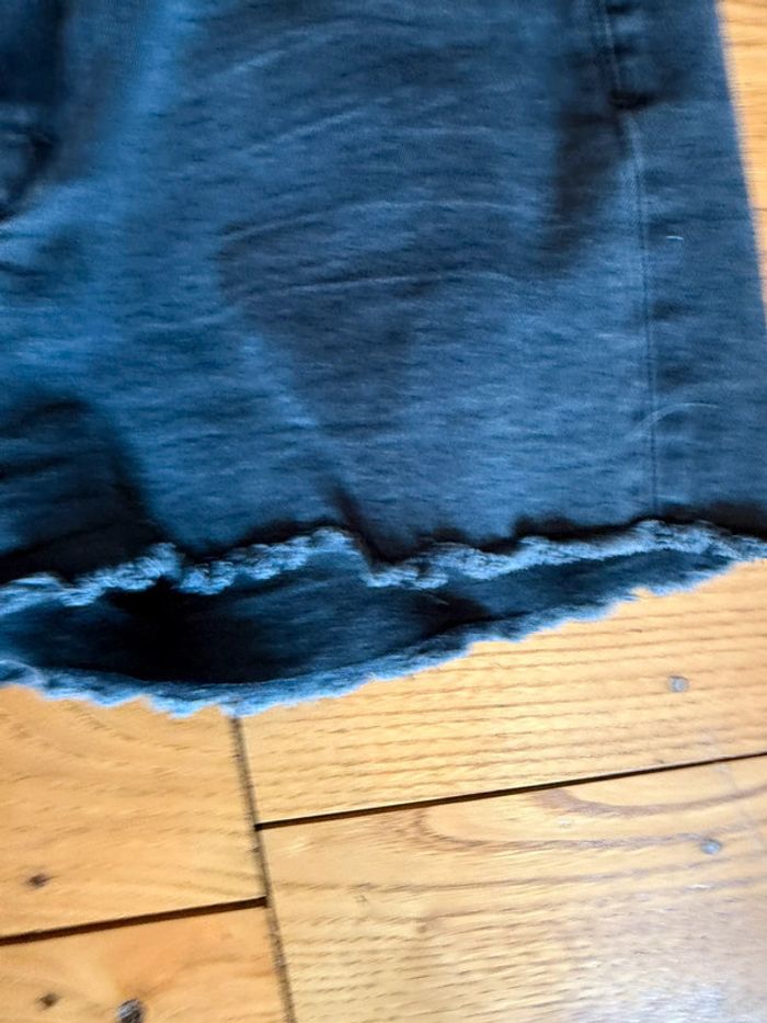 Short en jean noir en très bon état bizzbee taille 38 - photo numéro 2