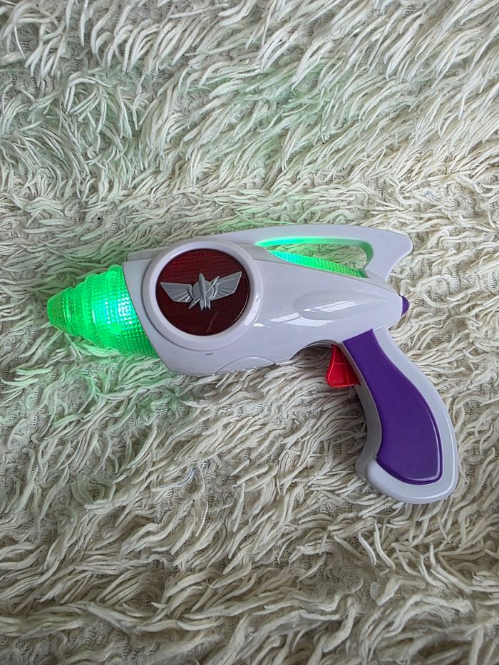 Accessoire pistolet buzz l'éclair dans toy story disneyland paris