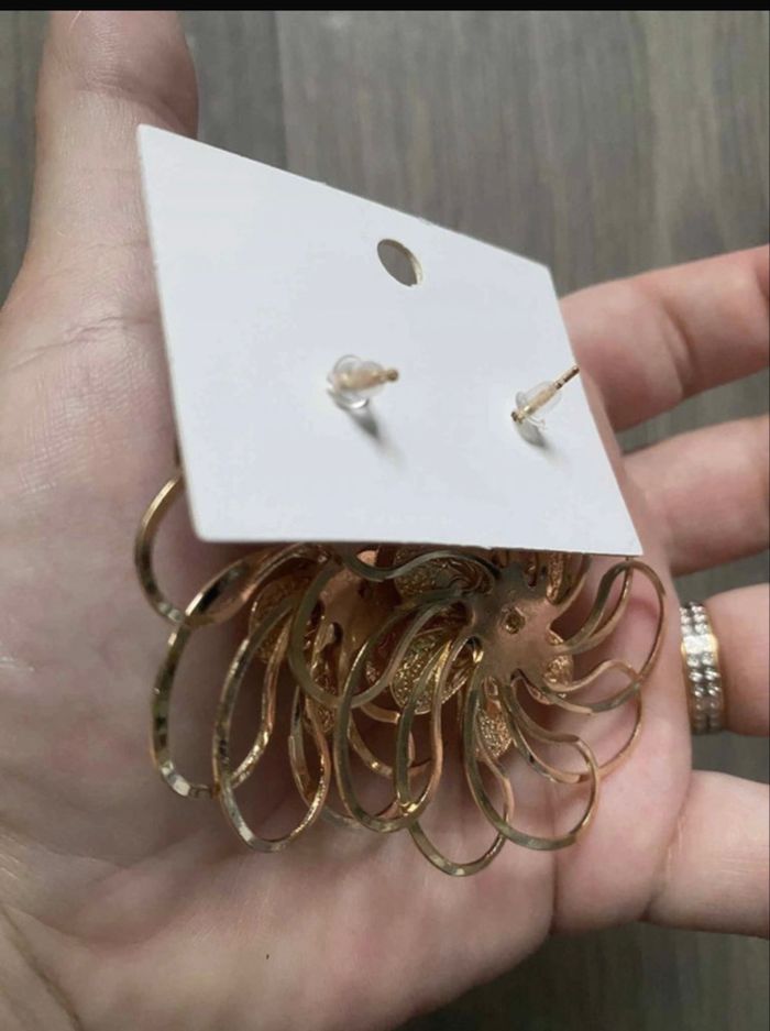 Boucles d’oreilles NEUVES avec étiquette pour femme forme de fleurs 🌼 couleur doré - photo numéro 7