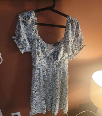 Robe d'été bleu avec étiquette 