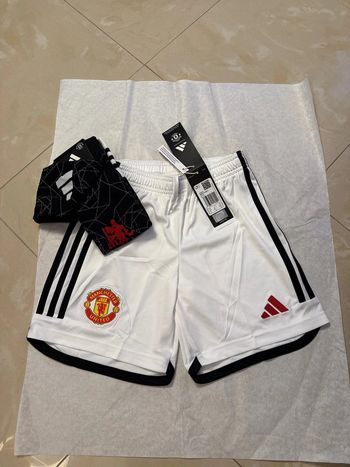 Short de foot Adidas équipe Manchester united avec chaussettes taille 9/10 ans authentique neuf