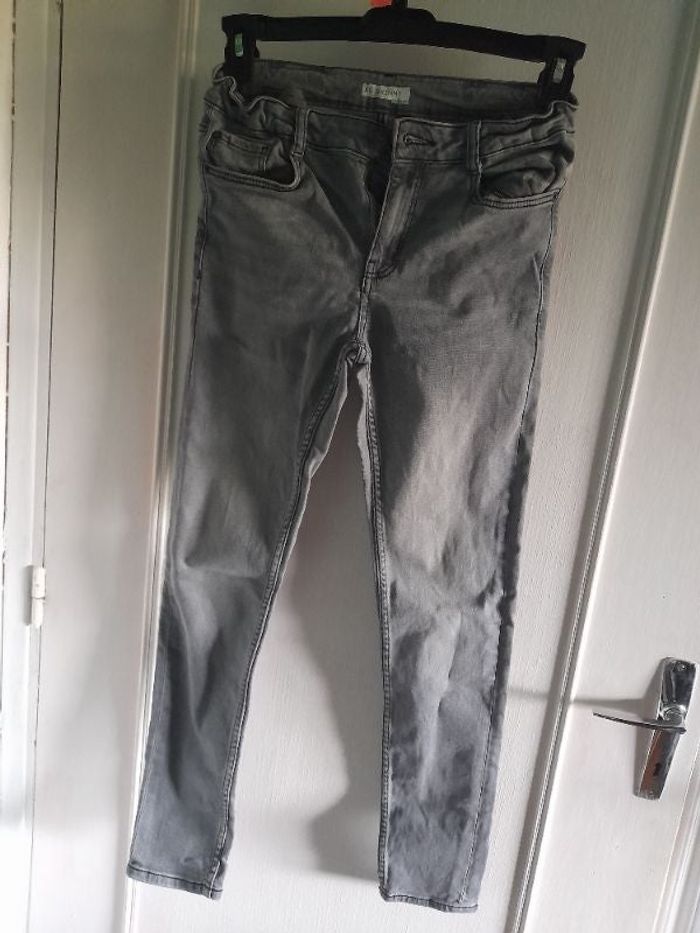 2 jeans gris clair peu portés
