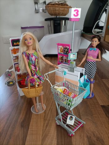 Supermarché Barbie+ 1 caddie+ 2 barbies et nombreux accessoires