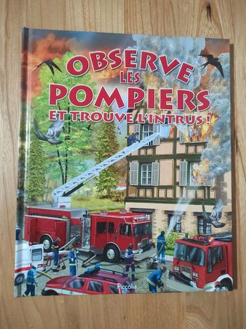 Observe les pompiers et trouve l'intrus!