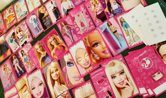 Lot de 109 Images Panini Barbie Ma Vie en Rose (2009)