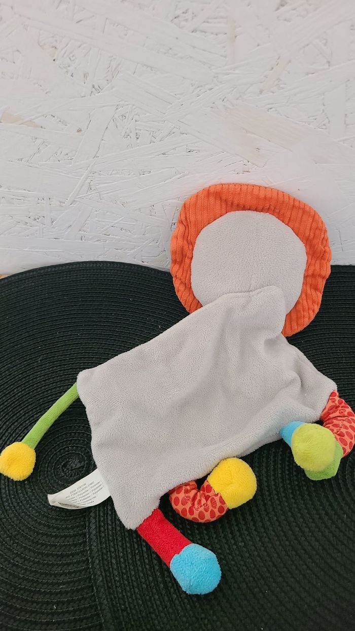 Lion NICOTOY doudou plat beige, rouge, bleu crinière orange - photo numéro 3