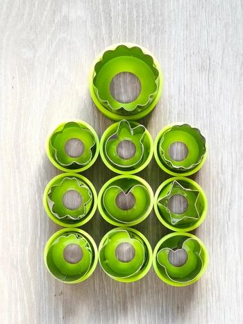 Lot de 9 petits et 1 gros emportes pièces vert neufs