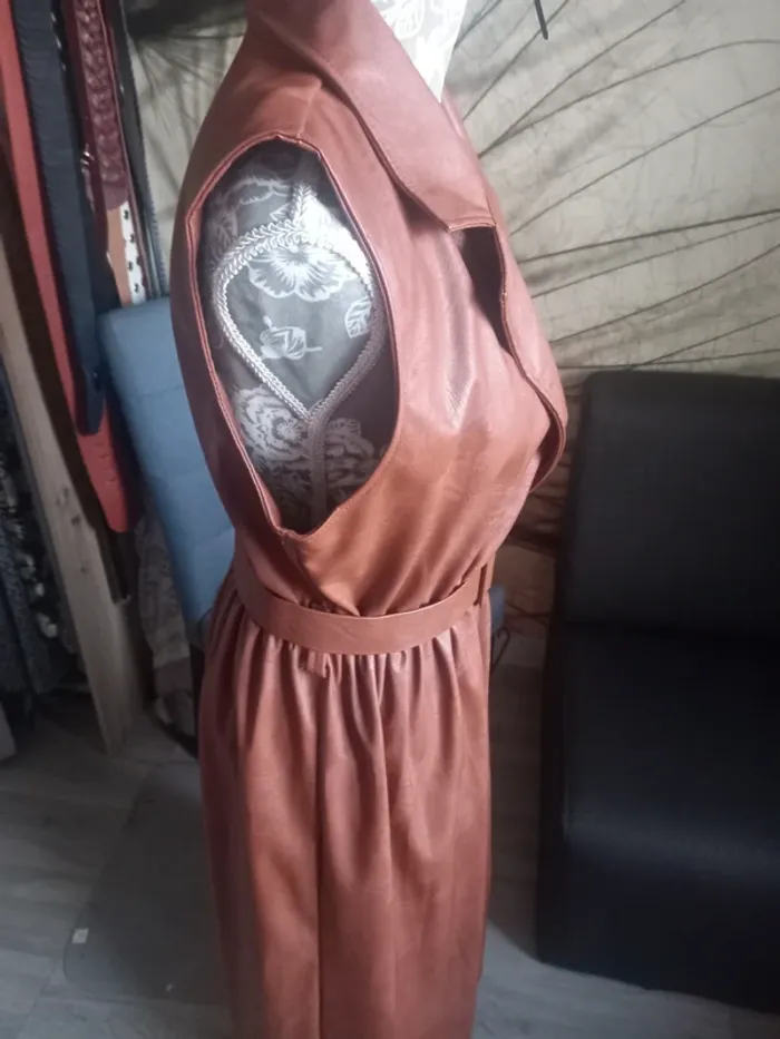 Robe simili cuir marron longue - photo numéro 4