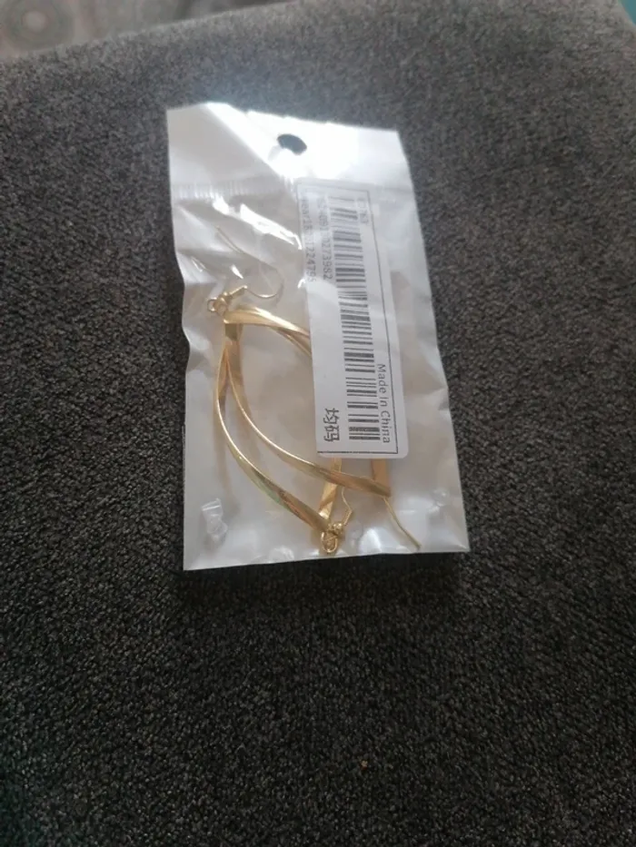 Paire de boucles d'oreilles fantaisie neuves Shein