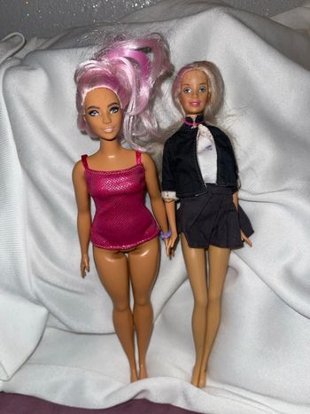 Lot de 2 poupées Barbie avec vêtements