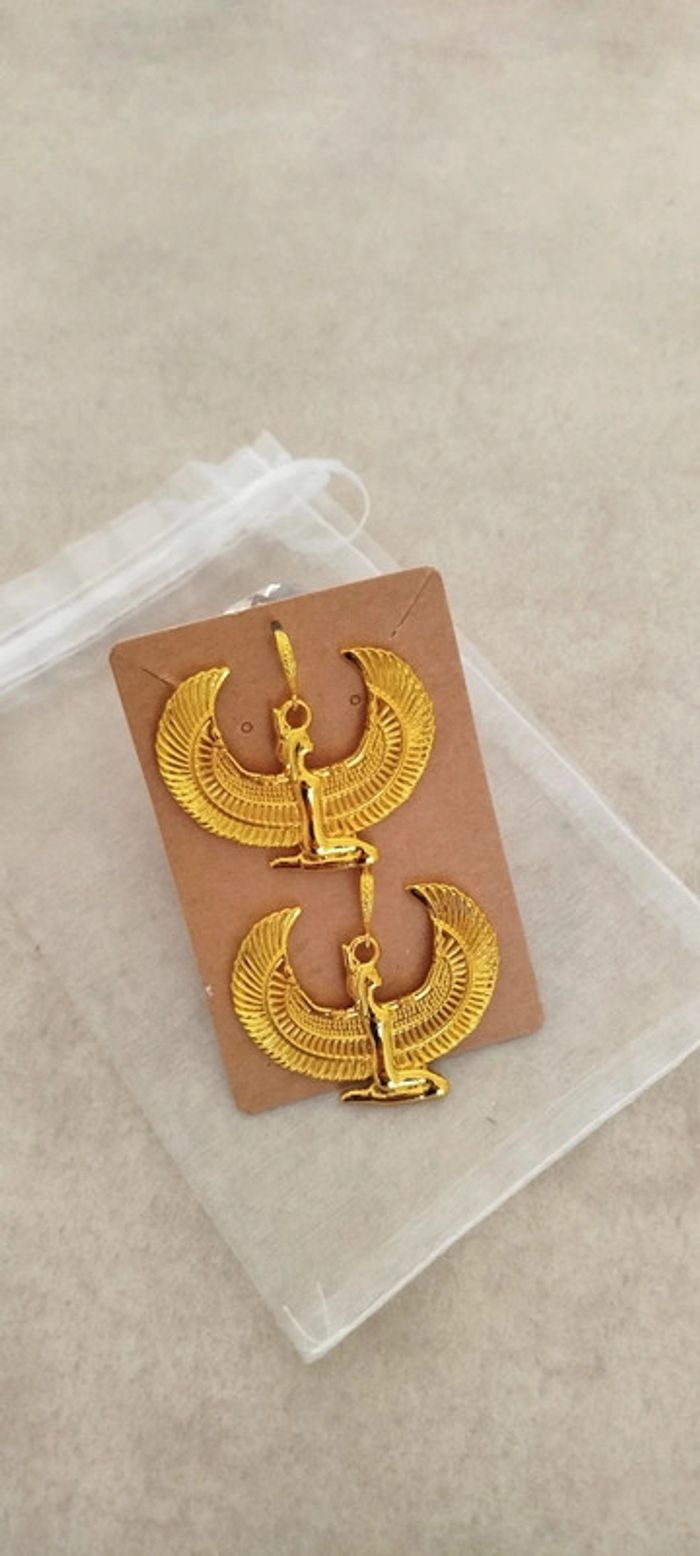 Boucles d'oreilles Isis, la déesse à vos oreilles : Élégance en plaqué Or - photo numéro 4